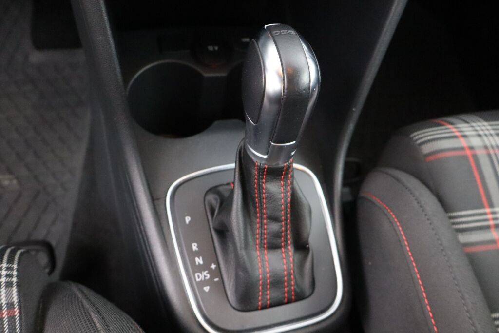 Volkswagen Polo 2015 GTI 1,8 TSI 141 kW (192 hv) BlueMotion DSG / LED ajovalot / Sportti penkit / Flat bottom ratti / Vakkari / Tutkat E+T /