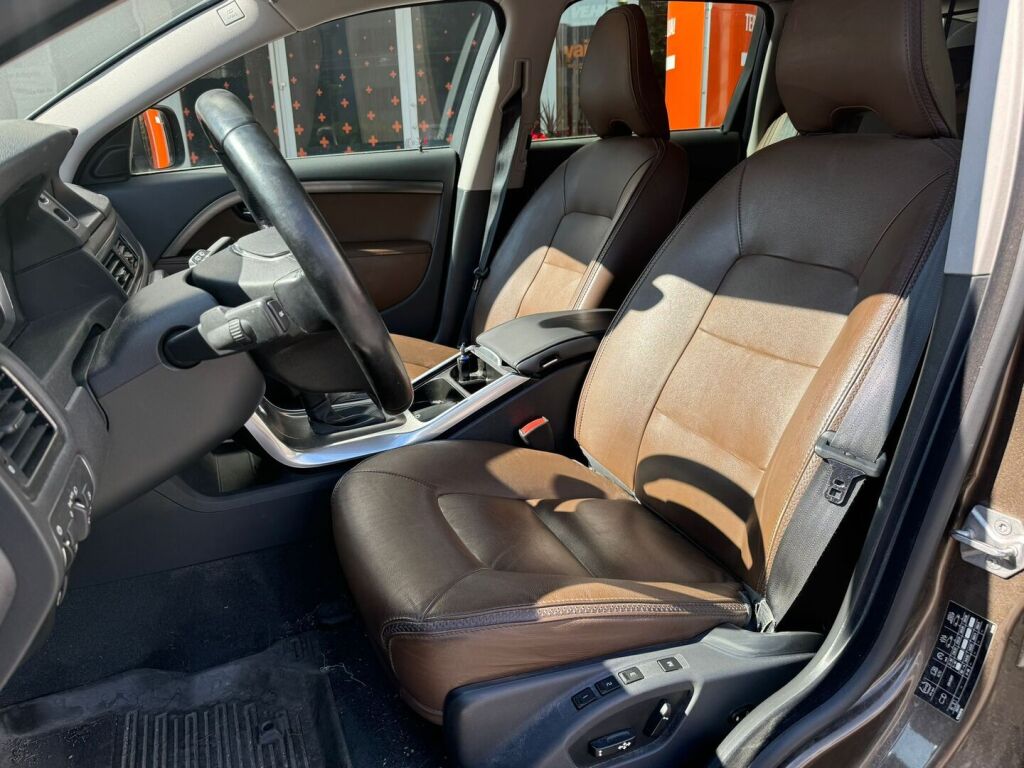 Volvo XC70 2016 D4 AWD Business Classic aut / Suomiauto / 1-omistaja / Nahkaverhoilu / Navigointi / Webasto