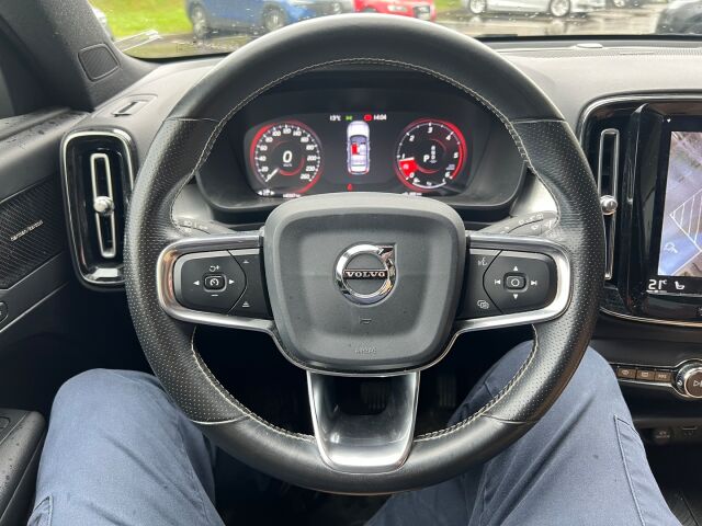 Volvo XC40 2018 D4 AWD Momentum Launch Edition aut / Panorama / H&K / Nahkasisusta / Webasto / 360 / LED / Merkkihuollot / Suomiauto