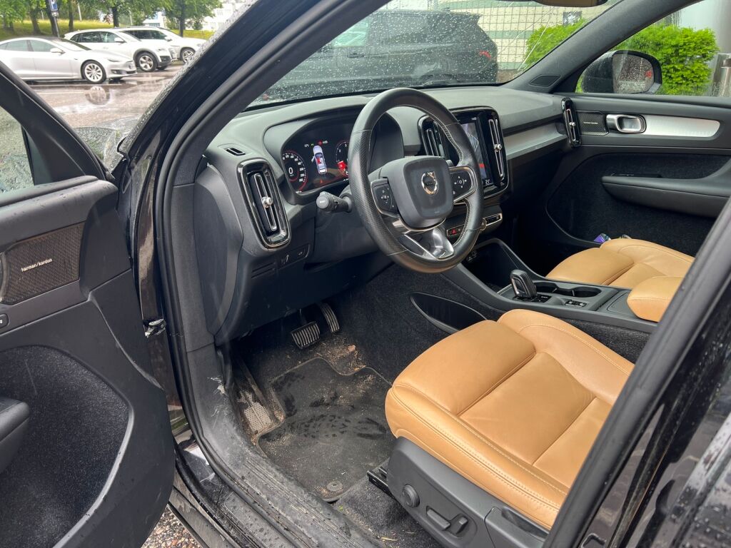 Volvo XC40 2018 D4 AWD Momentum Launch Edition aut / Panorama / H&K / Nahkasisusta / Webasto / 360 / LED / Merkkihuollot / Suomiauto