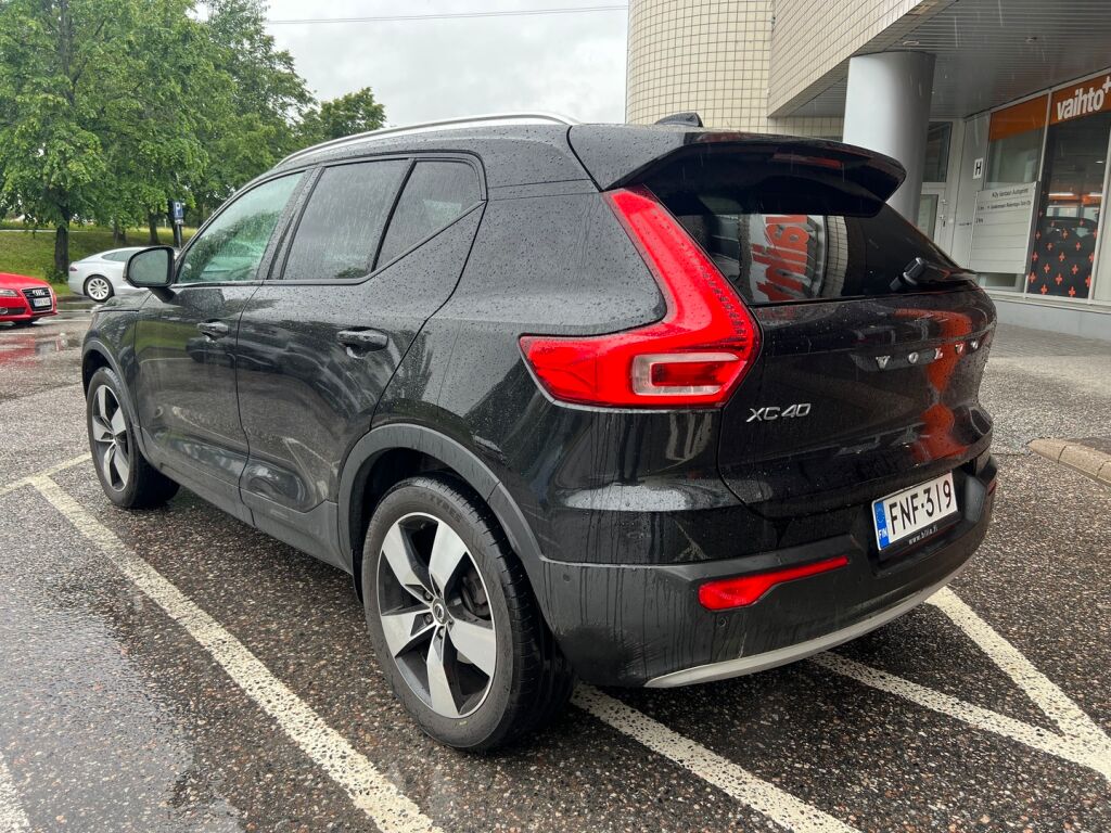 Volvo XC40 2018 D4 AWD Momentum Launch Edition aut / Panorama / H&K / Nahkasisusta / Webasto / 360 / LED / Merkkihuollot / Suomiauto