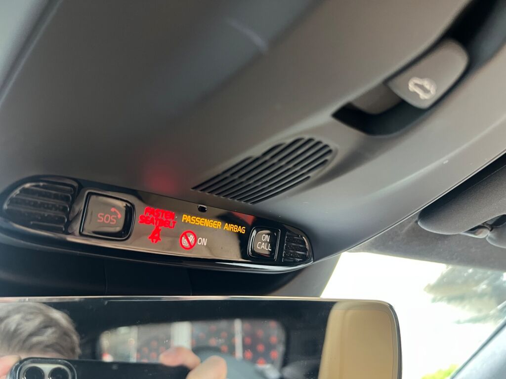 Volvo XC40 2018 D4 AWD Momentum Launch Edition aut / Panorama / H&K / Nahkasisusta / Webasto / 360 / LED / Merkkihuollot / Suomiauto