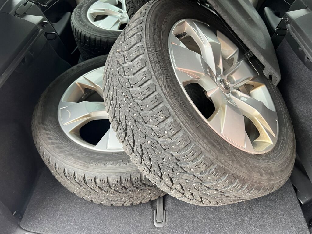 Volvo XC40 2018 D4 AWD Momentum Launch Edition aut / Panorama / H&K / Nahkasisusta / Webasto / 360 / LED / Merkkihuollot / Suomiauto