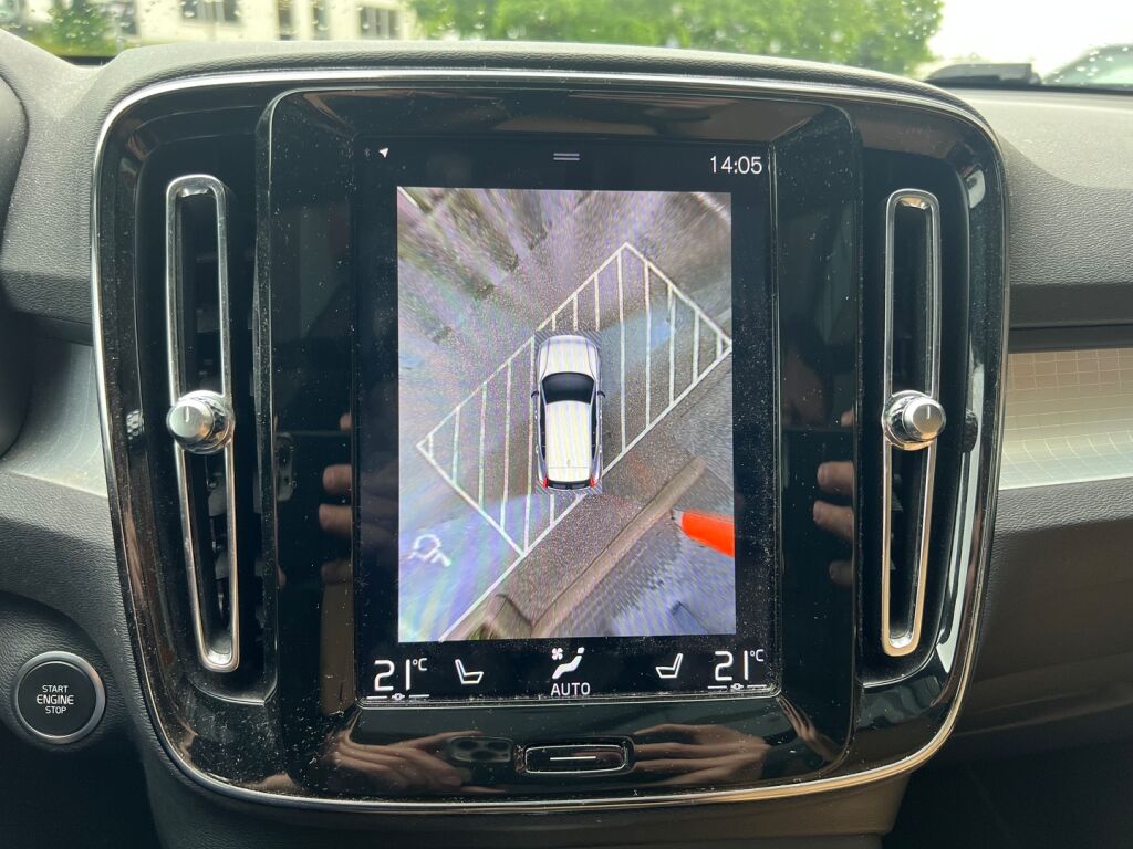 Volvo XC40 2018 D4 AWD Momentum Launch Edition aut / Panorama / H&K / Nahkasisusta / Webasto / 360 / LED / Merkkihuollot / Suomiauto