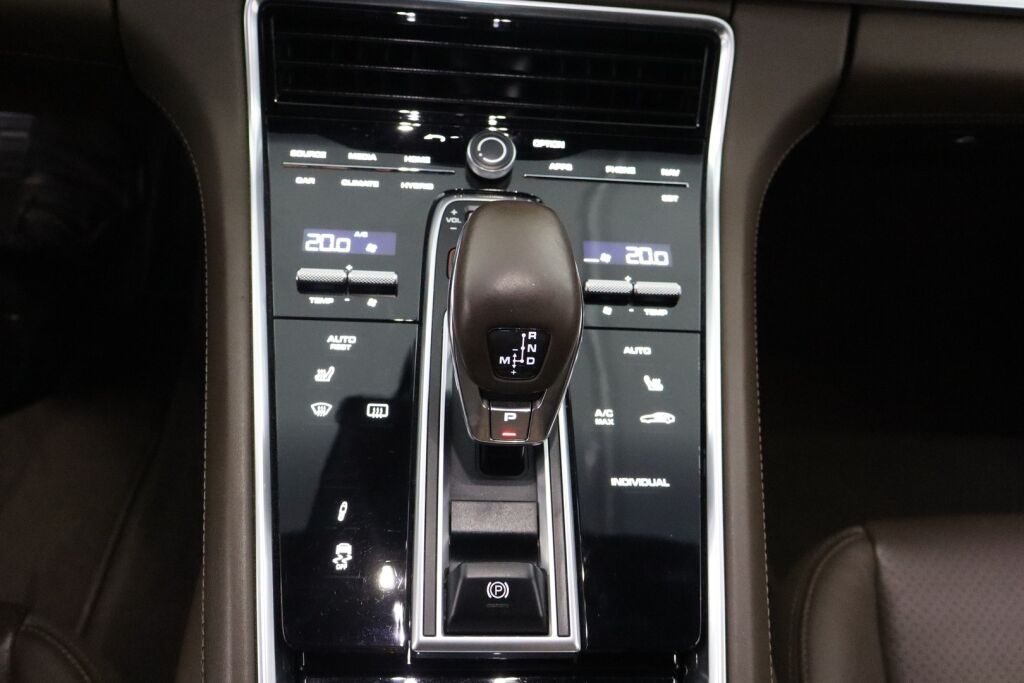 Porsche Panamera 2018 4 E-Hybrid / Sport-putkisto / Muistipenkki / Nahkaverhoilu / Match DSP /