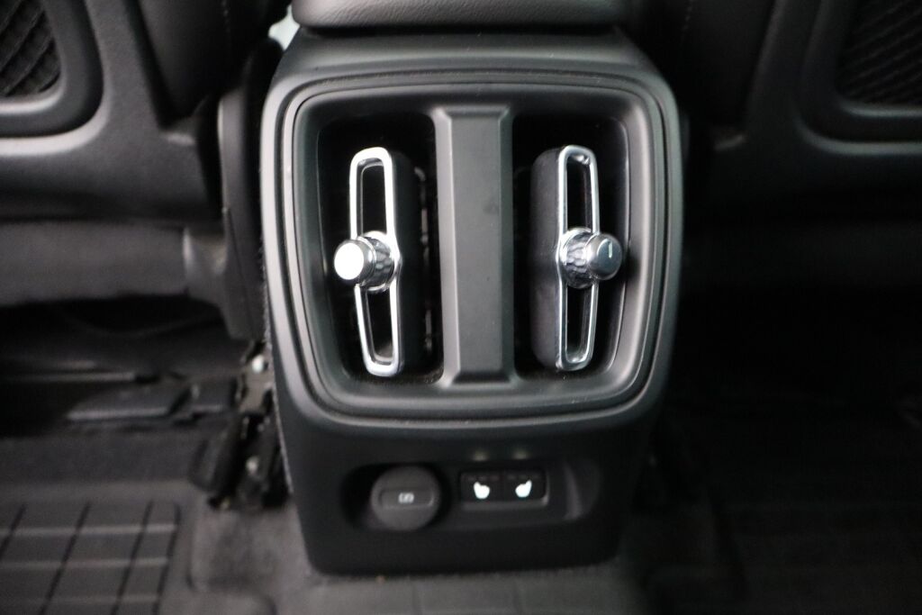 Volvo XC40 2020 T4 AWD Business aut / Eberi / Suomiauto / Sähköluukku ja koukku / Vakkari / Navi / VOC / Kessy / - RAHOITUS TÄHÄN AUTOON VAIN 3.99% - 