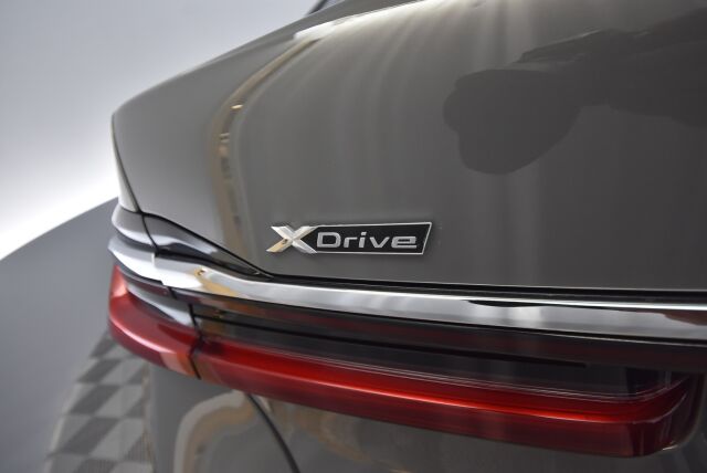 BMW 745 2019 G12 Sedan 745Le A xDrive H&K / HUD / Laser / Ilma-alusta / ACC / 4-pyöräohj. / Soft Close / Kattoluukku / 360 /  Comfort-istuimet- Muisti, Hieronta, Ilmastointi