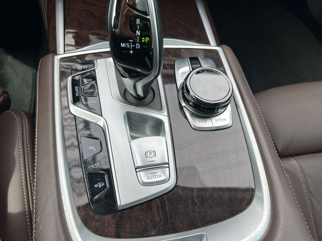 BMW 745 2019 G12 Sedan 745Le A xDrive H&K / HUD / Laser / Ilma-alusta / ACC / 4-pyöräohj. / Soft Close / Panorama / 360 /  Comfort-istuimet- Muisti, Hieronta, Ilmastointi