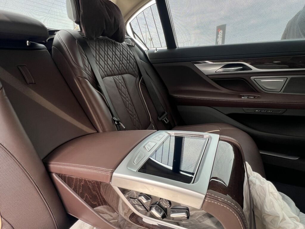 BMW 745 2019 G12 Sedan 745Le A xDrive H&K / HUD / Laser / Ilma-alusta / ACC / 4-pyöräohj. / Soft Close / Panorama / 360 /  Comfort-istuimet- Muisti, Hieronta, Ilmastointi