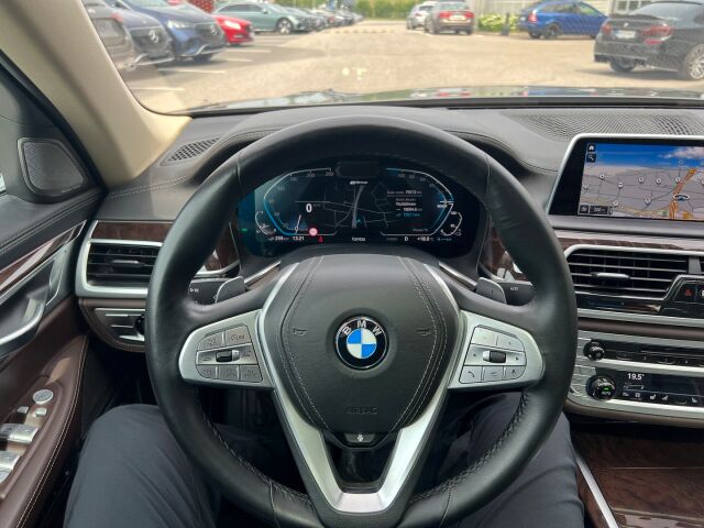 BMW 745 2019 G12 Sedan 745Le A xDrive H&K / HUD / Laser / Ilma-alusta / ACC / 4-pyöräohj. / Soft Close / Panorama / 360 /  Comfort-istuimet- Muisti, Hieronta, Ilmastointi