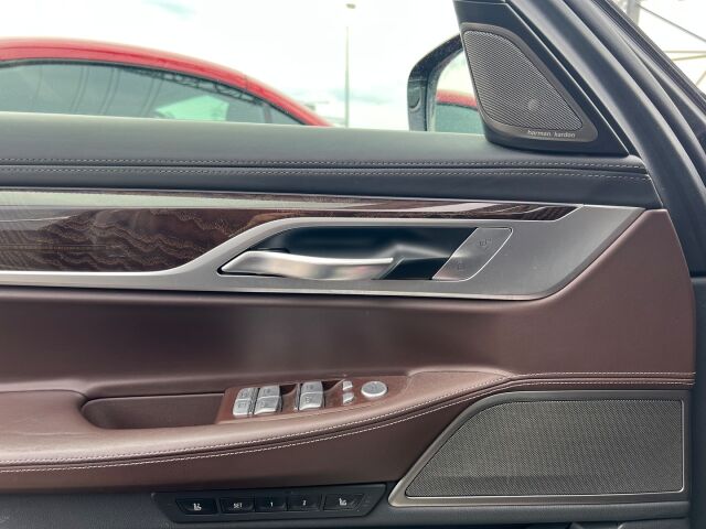 BMW 745 2019 G12 Sedan 745Le A xDrive H&K / HUD / Laser / Ilma-alusta / ACC / 4-pyöräohj. / Soft Close / Panorama / 360 /  Comfort-istuimet- Muisti, Hieronta, Ilmastointi
