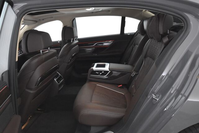 BMW 745 2019 G12 Sedan 745Le A xDrive H&K / HUD / Laser / Ilma-alusta / ACC / 4-pyöräohj. / Soft Close / Kattoluukku / 360 /  Comfort-istuimet- Muisti, Hieronta, Ilmastointi