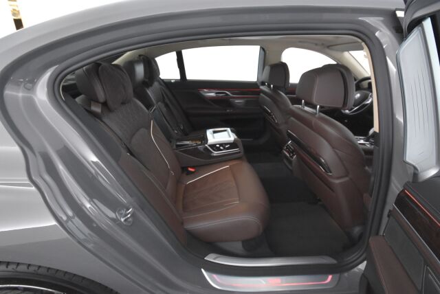 BMW 745 2019 G12 Sedan 745Le A xDrive H&K / HUD / Laser / Ilma-alusta / ACC / 4-pyöräohj. / Soft Close / Kattoluukku / 360 /  Comfort-istuimet- Muisti, Hieronta, Ilmastointi