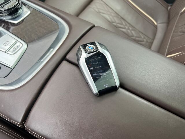 BMW 745 2019 G12 Sedan 745Le A xDrive H&K / HUD / Laser / Ilma-alusta / ACC / 4-pyöräohj. / Soft Close / Panorama / 360 /  Comfort-istuimet- Muisti, Hieronta, Ilmastointi