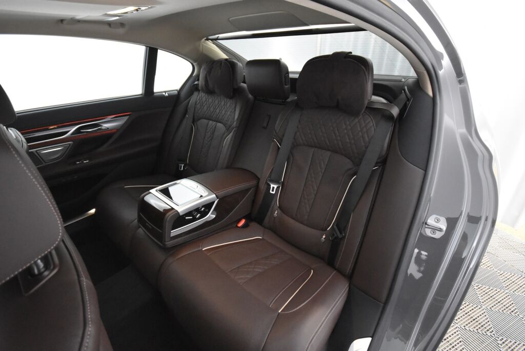 BMW 745 2019 G12 Sedan 745Le A xDrive H&K / HUD / Laser / Ilma-alusta / ACC / 4-pyöräohj. / Soft Close / Kattoluukku / 360 /  Comfort-istuimet- Muisti, Hieronta, Ilmastointi