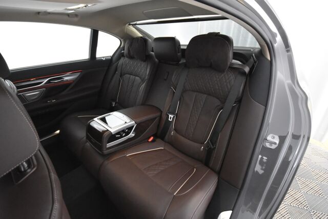 BMW 745 2019 G12 Sedan 745Le A xDrive H&K / HUD / Laser / Ilma-alusta / ACC / 4-pyöräohj. / Soft Close / Kattoluukku / 360 /  Comfort-istuimet- Muisti, Hieronta, Ilmastointi