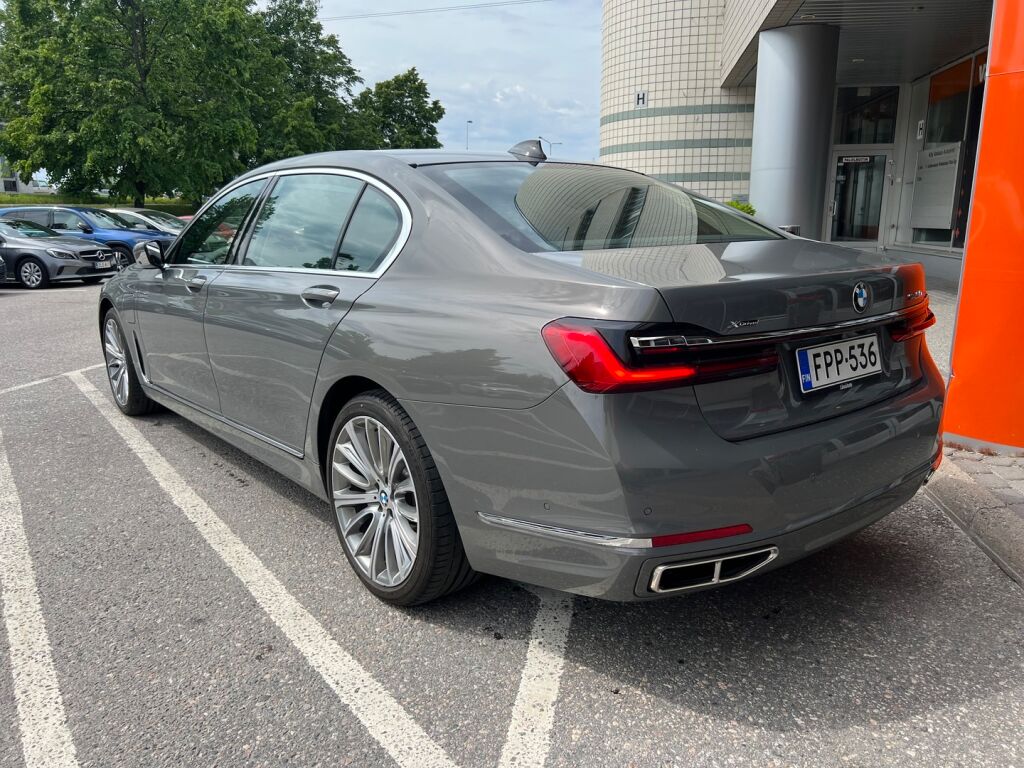 BMW 745 2019 G12 Sedan 745Le A xDrive H&K / HUD / Laser / Ilma-alusta / ACC / 4-pyöräohj. / Soft Close / Panorama / 360 /  Comfort-istuimet- Muisti, Hieronta, Ilmastointi