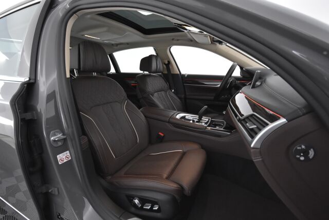 BMW 745 2019 G12 Sedan 745Le A xDrive H&K / HUD / Laser / Ilma-alusta / ACC / 4-pyöräohj. / Soft Close / Kattoluukku / 360 /  Comfort-istuimet- Muisti, Hieronta, Ilmastointi