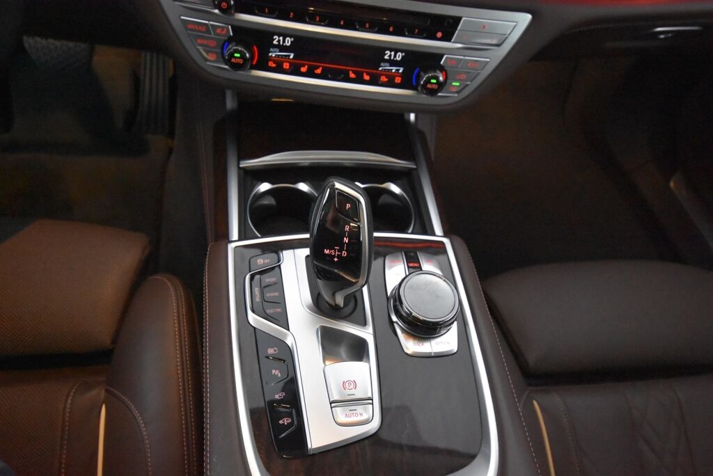 BMW 745 2019 G12 Sedan 745Le A xDrive H&K / HUD / Laser / Ilma-alusta / ACC / 4-pyöräohj. / Soft Close / Kattoluukku / 360 /  Comfort-istuimet- Muisti, Hieronta, Ilmastointi