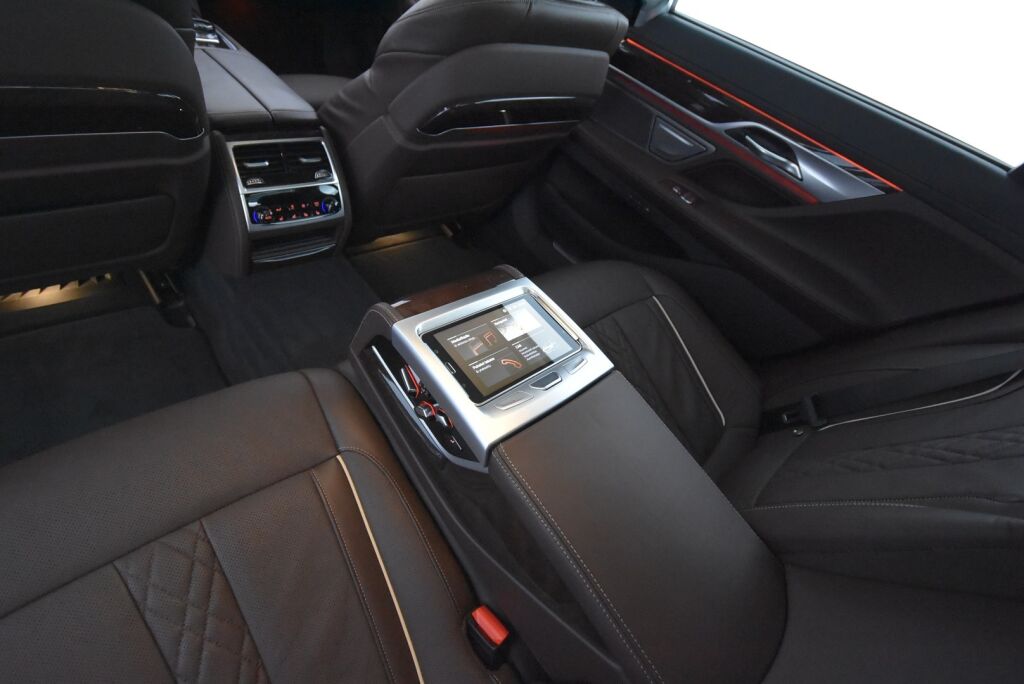 BMW 745 2019 G12 Sedan 745Le A xDrive H&K / HUD / Laser / Ilma-alusta / ACC / 4-pyöräohj. / Soft Close / Kattoluukku / 360 /  Comfort-istuimet- Muisti, Hieronta, Ilmastointi