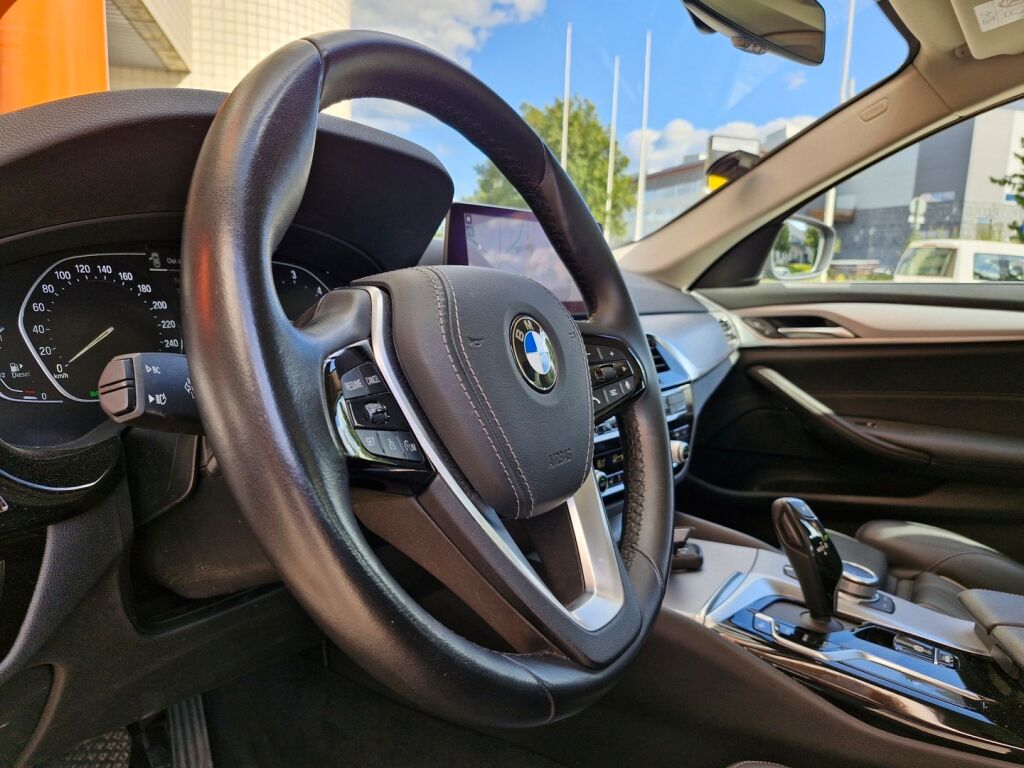 BMW 520 2020 G30 Sedan 520d A xDrive MHEV / LED-Valot / Vetokoukku / Nahat