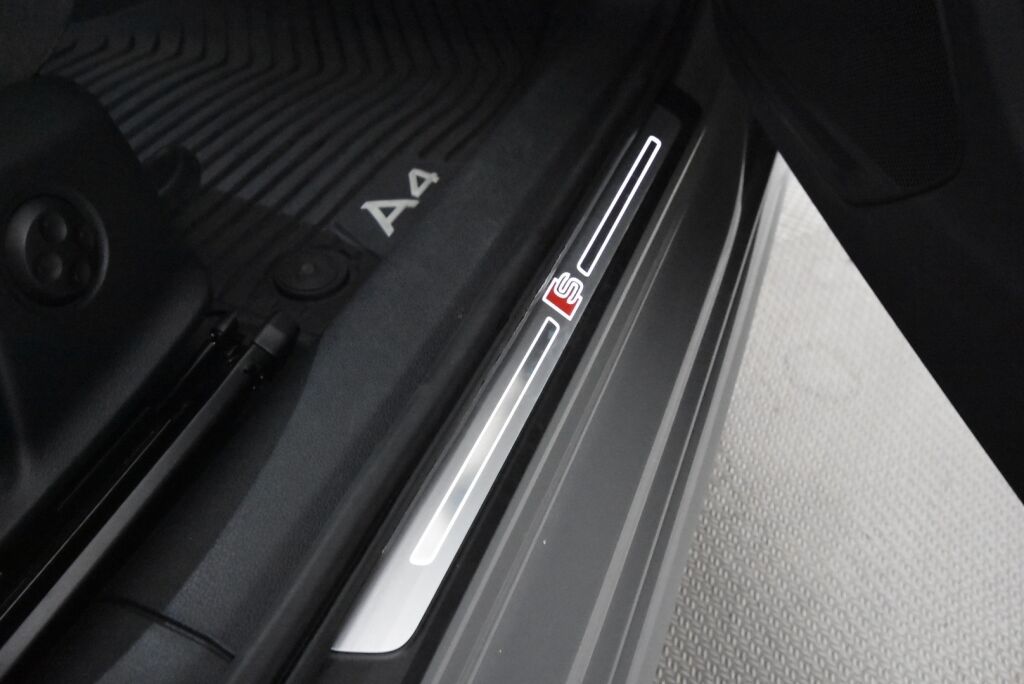 Audi A4 2020 Avant Business S line Comfort Edition 40 TDI 140 kW quattro S tronic / Webasto / Suomi-auto / Koukku / Kamera / Digimittari / Huollettu 11/24