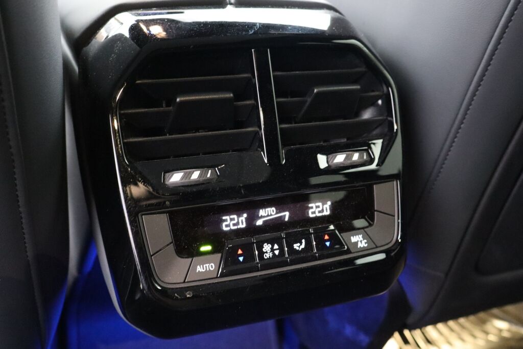 BMW iX 2022 xDrive40 / Driving Assistant Professional / Sähkökoukku / Sky Lounge / HUD / Sport paketti / Laserlight / 360° / H&K