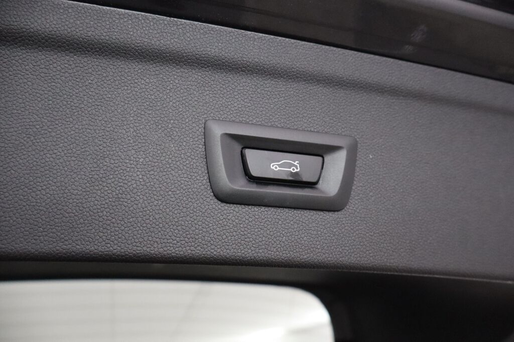 BMW iX 2022 xDrive40 / Driving Assistant Professional / Sähkökoukku / Sky Lounge / HUD / Sport paketti / Laserlight / 360° / H&K