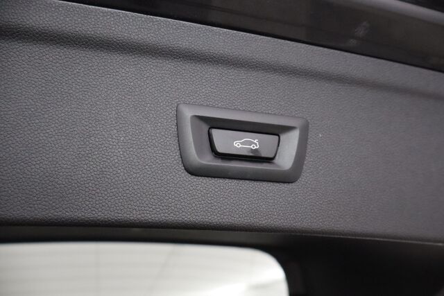 BMW iX 2022 xDrive40 / Driving Assistant Professional / Sähkökoukku / Sky Lounge / HUD / Sport paketti / Laserlight / 360° / H&K