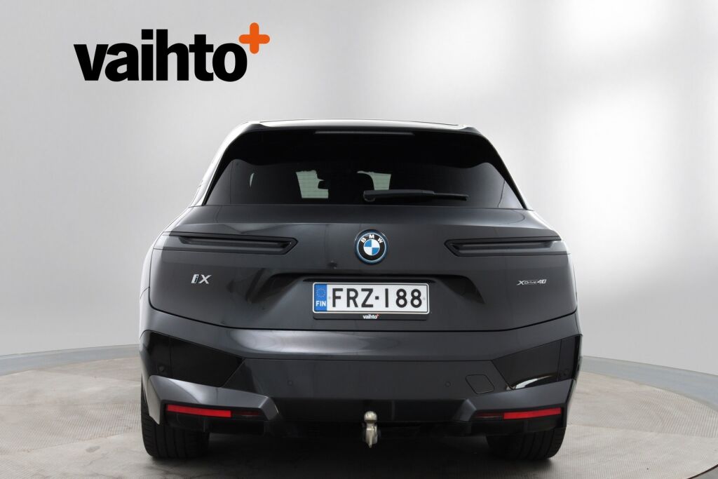 BMW iX 2022 xDrive40 / Driving Assistant Professional / Sähkökoukku / Sky Lounge / HUD / Sport paketti / Laserlight / 360° / H&K