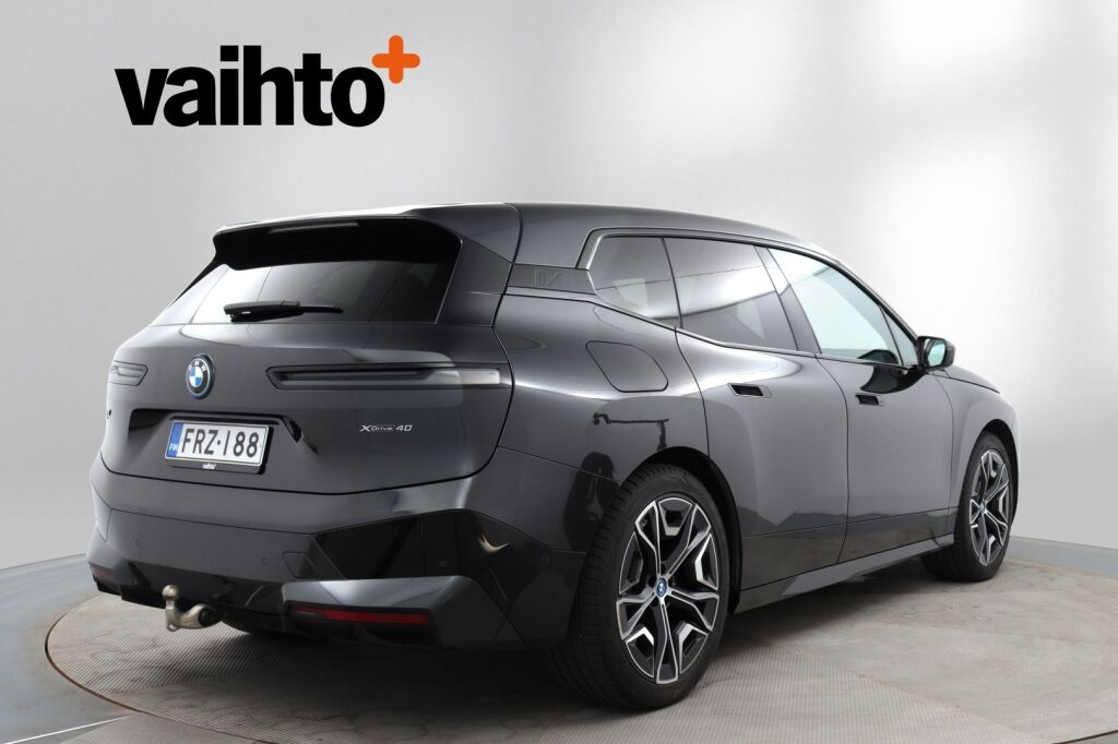 BMW iX 2022 xDrive40 / Driving Assistant Professional / Sähkökoukku / Sky Lounge / HUD / Sport paketti / Laserlight / 360° / H&K