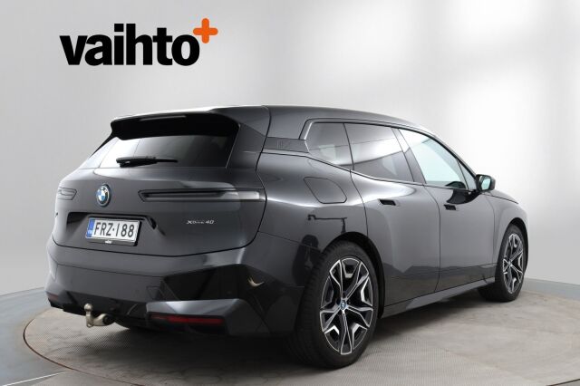 BMW iX 2022 xDrive40 / Driving Assistant Professional / Sähkökoukku / Sky Lounge / HUD / Sport paketti / Laserlight / 360° / H&K