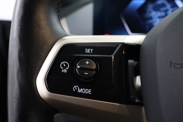 BMW iX 2022 xDrive40 / Driving Assistant Professional / Sähkökoukku / Sky Lounge / HUD / Sport paketti / Laserlight / 360° / H&K