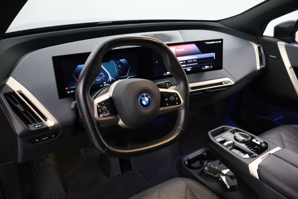 BMW iX 2022 xDrive40 / Driving Assistant Professional / Sähkökoukku / Sky Lounge / HUD / Sport paketti / Laserlight / 360° / H&K