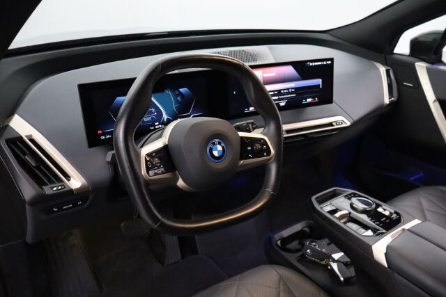BMW iX 2022 xDrive40 / Driving Assistant Professional / Sähkökoukku / Sky Lounge / HUD / Sport paketti / Laserlight / 360° / H&K