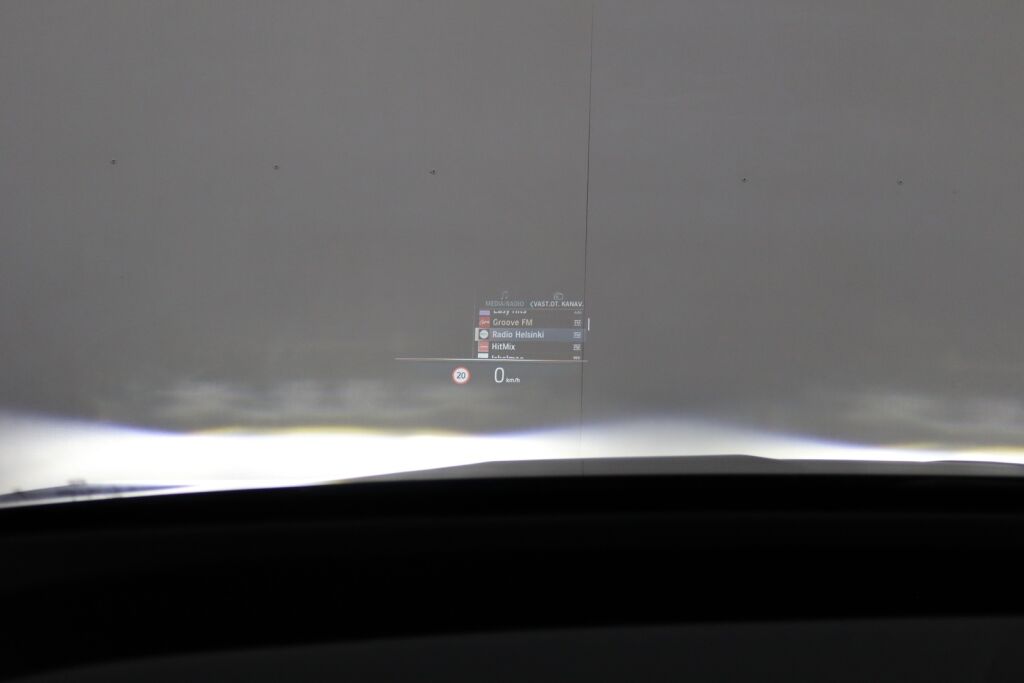 BMW iX 2022 xDrive40 / Driving Assistant Professional / Sähkökoukku / Sky Lounge / HUD / Sport paketti / Laserlight / 360° / H&K