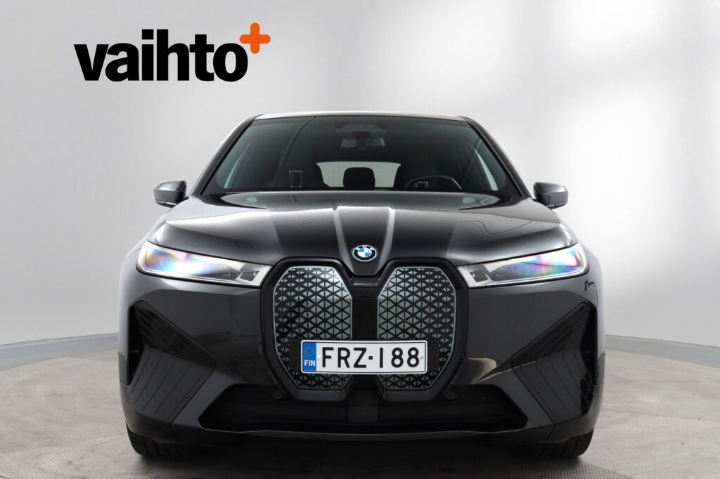 BMW iX 2022 xDrive40 / Driving Assistant Professional / Sähkökoukku / Sky Lounge / HUD / Sport paketti / Laserlight / 360° / H&K