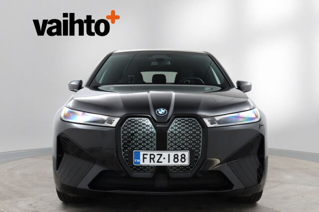 BMW iX 2022 xDrive40 / Driving Assistant Professional / Sähkökoukku / Sky Lounge / HUD / Sport paketti / Laserlight / 360° / H&K