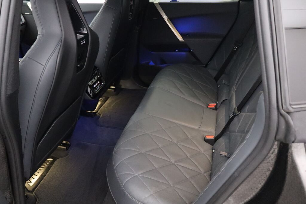 BMW iX 2022 xDrive40 / Driving Assistant Professional / Sähkökoukku / Sky Lounge / HUD / Sport paketti / Laserlight / 360° / H&K