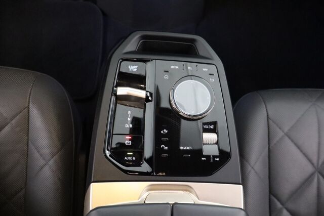 BMW iX 2022 xDrive40 / Driving Assistant Professional / Sähkökoukku / Sky Lounge / HUD / Sport paketti / Laserlight / 360° / H&K