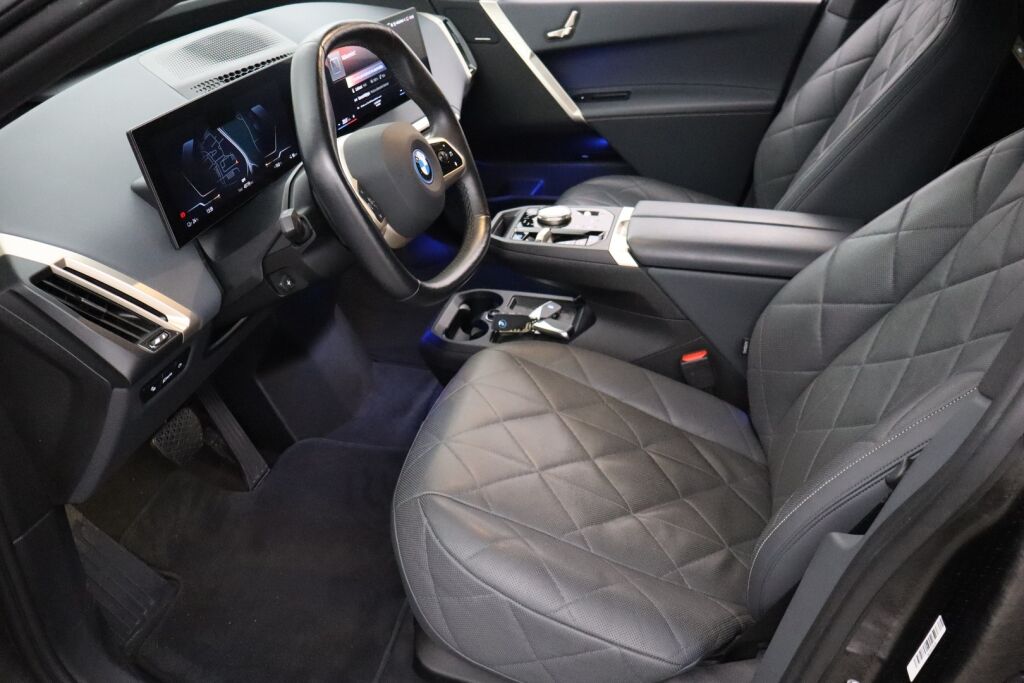 BMW iX 2022 xDrive40 / Driving Assistant Professional / Sähkökoukku / Sky Lounge / HUD / Sport paketti / Laserlight / 360° / H&K