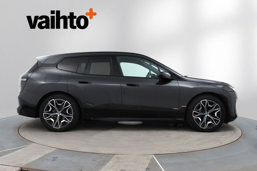 BMW iX 2022 xDrive40 / Driving Assistant Professional / Sähkökoukku / Sky Lounge / HUD / Sport paketti / Laserlight / 360° / H&K