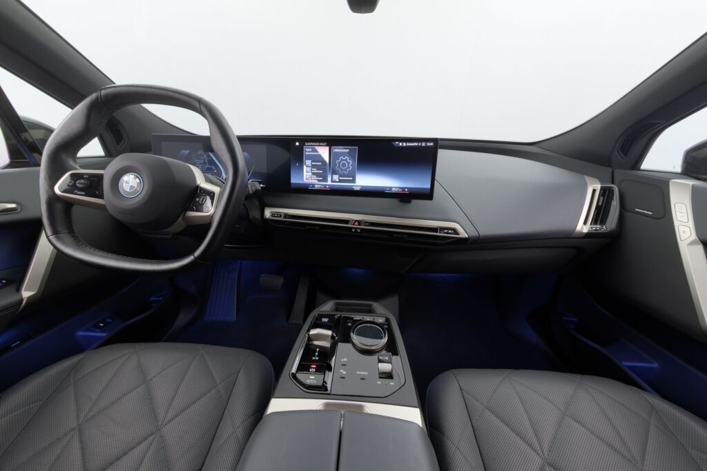 BMW iX 2022 xDrive40 / Driving Assistant Professional / Sähkökoukku / Sky Lounge / HUD / Sport paketti / Laserlight / 360° / H&K
