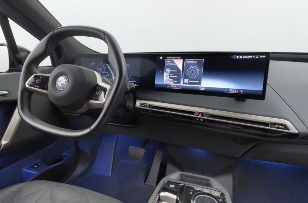 BMW iX 2022 xDrive40 / Driving Assistant Professional / Sähkökoukku / Sky Lounge / HUD / Sport paketti / Laserlight / 360° / H&K