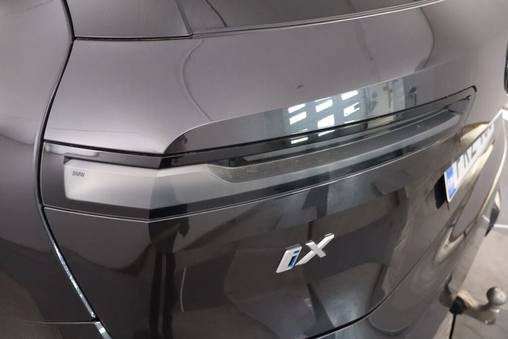 BMW iX 2022 xDrive40 / Driving Assistant Professional / Sähkökoukku / Sky Lounge / HUD / Sport paketti / Laserlight / 360° / H&K