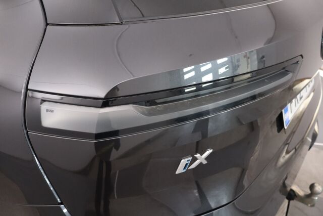 BMW iX 2022 xDrive40 / Driving Assistant Professional / Sähkökoukku / Sky Lounge / HUD / Sport paketti / Laserlight / 360° / H&K
