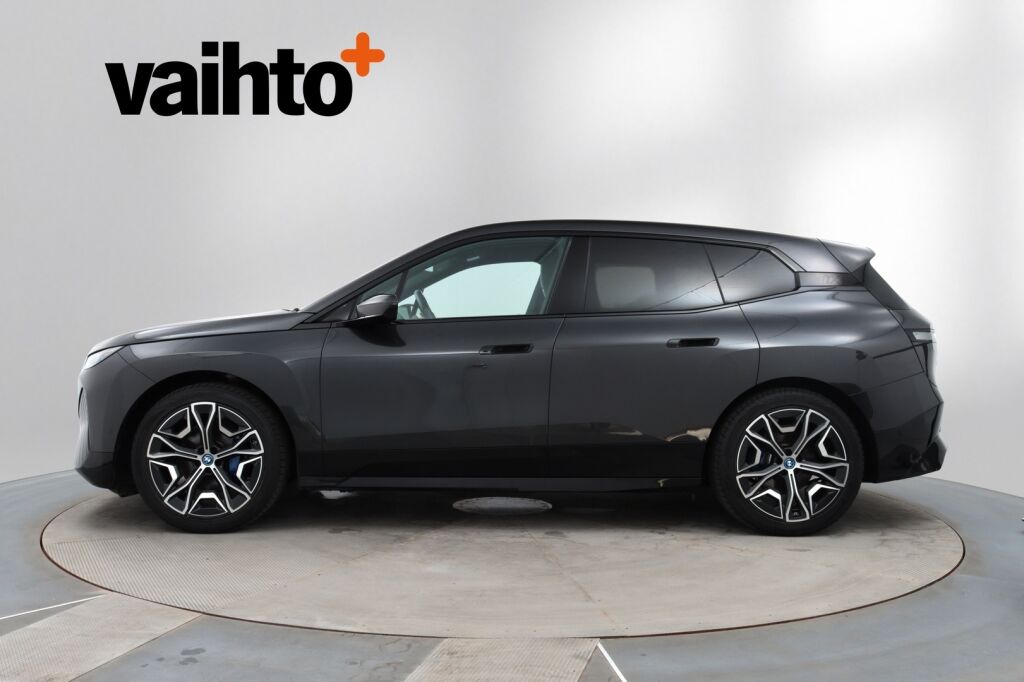 BMW iX 2022 xDrive40 / Driving Assistant Professional / Sähkökoukku / Sky Lounge / HUD / Sport paketti / Laserlight / 360° / H&K