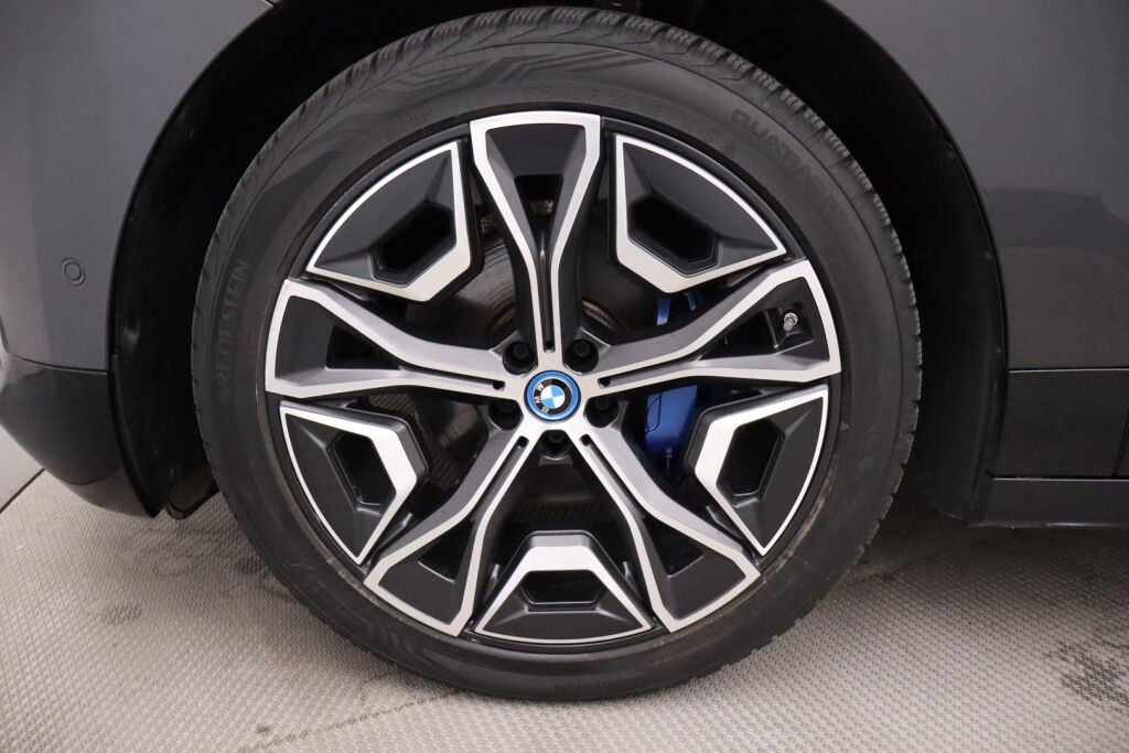 BMW iX 2022 xDrive40 / Driving Assistant Professional / Sähkökoukku / Sky Lounge / HUD / Sport paketti / Laserlight / 360° / H&K