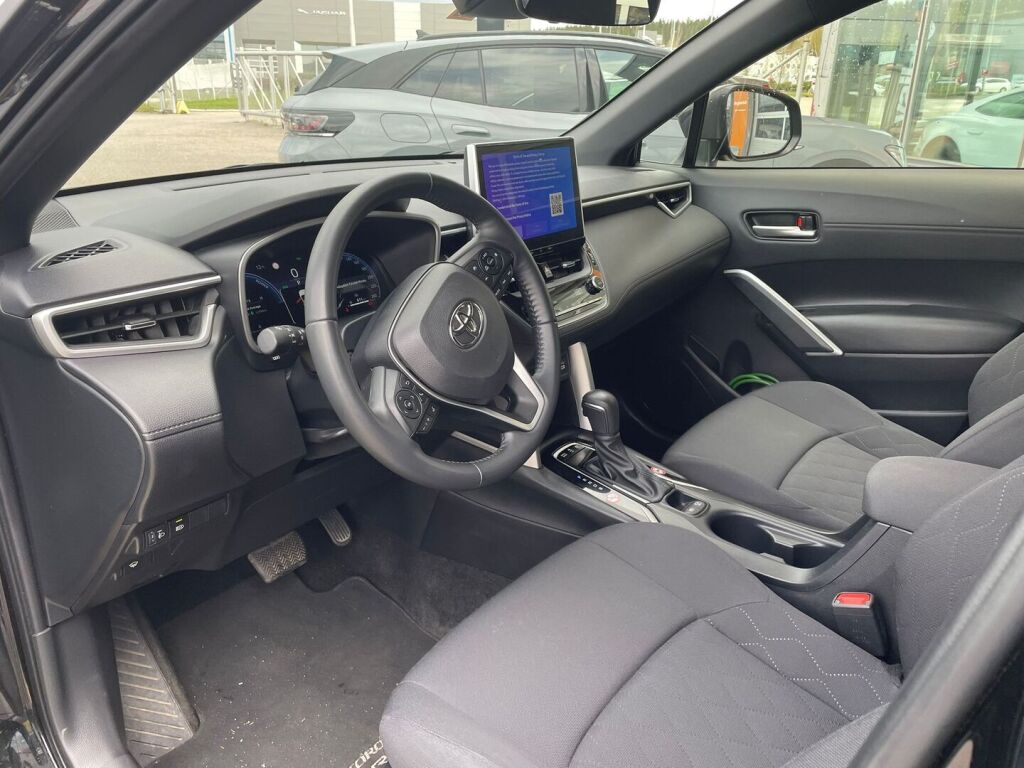 Toyota Corolla Cross 2023 2.0 Hybrid Active / Tehdastakuu / 1-Om. Suomiauto / ALV / Adapt. vakkari / P-Kamera / Navi / Ratinlämmitin