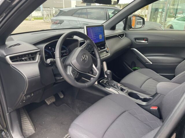 Toyota Corolla Cross 2023 2.0 Hybrid Active / Tehdastakuu / 1-Om. Suomiauto / ALV / Adapt. vakkari / P-Kamera / Navi / Ratinlämmitin